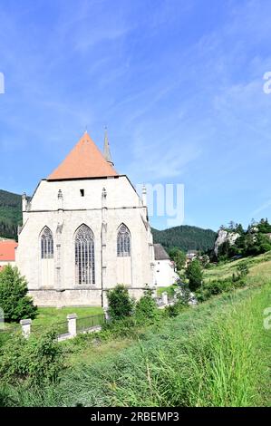 Neuberg, Steiermark, Österreich. 30. Juni 2023. Ehemalige Abtei des Zisterzienserordens Neuberg am Fluss Murz Stockfoto