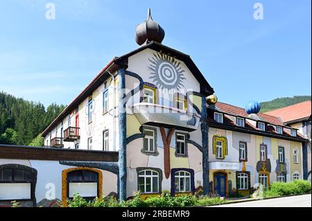 Neuberg, Steiermark, Österreich. 30. Juni 2023. Gebäude im Friedensreich Hundertwasser noch in Neuberg Stockfoto