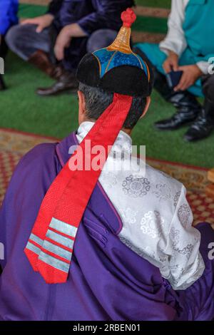 Ulaanbaatar, Mongolei - 9. Juli 2023: Traditionelle mongolische Hüte bei einem Knucklebone-Schießwettbewerb in Ulaanbaatar, Mongolei. Stockfoto