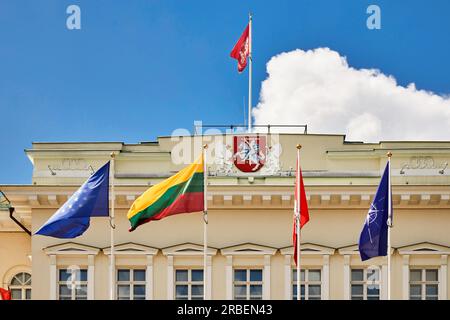 Ukraine NATO-Banner zum Aufbau während des NATO-Gipfels 2023 in Vilnius. Vilnius, Litauen, Juli 09 2023 Stockfoto
