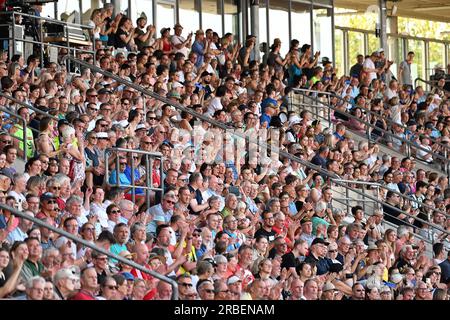 Kassel, Deutschland. 08. Juli 2023. Leichtathletik: Deutsche Meisterschaft in der Auestadion. Die Zuschauer sitzen auf der Tribüne. Kredit: Swen Pförtner/dpa/Alamy Live News Stockfoto