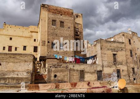 Alte Häuser in den Souks von Fès, Marokko. Stockfoto