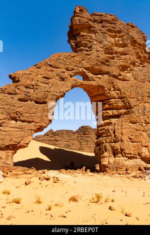 Tikoubaouine Arch - fantastische Felsformation im Tikoubaouine. Tassili n'Ajjer Nationalpark, Algerien Stockfoto