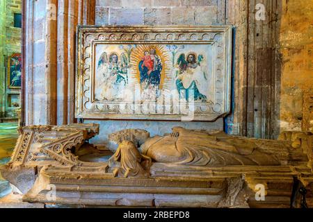 Kapelle des Heiligen Herzens (Chapelle du Sacré Cœur), Altartisch und Grab von Bischof Dieudonné. Die Cathédrale Notre-Dame in der Stadt Rodez. Abteilung Stockfoto