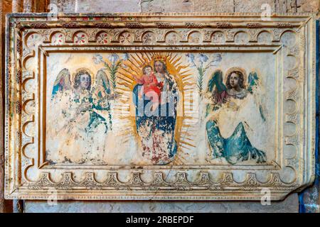 Kapelle des Heiligen Herzens (Chapelle du Sacré Cœur), Altartisch und Grab von Bischof Dieudonné. Die Cathédrale Notre-Dame in der Stadt Rodez. Abteilung Stockfoto