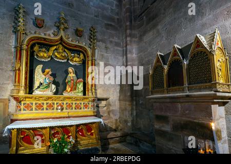 Altar der Verkündigung der Marienkapelle von St. Arthemon. Die Cathédrale Notre-Dame in der Stadt Rodez. Departement Aveyron in der Okzitanie Stockfoto