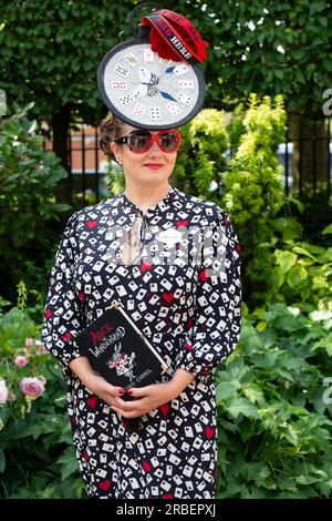 Ascot, Berkshire, Großbritannien. 22. Juni 2023. Milliner Anna Gilder am Ladies Day im Royal Ascot. Kredit: Maureen McLean/Alamy Stockfoto