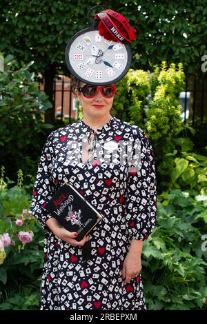 Ascot, Berkshire, Großbritannien. 22. Juni 2023. Milliner Anna Gilder am Ladies Day im Royal Ascot. Kredit: Maureen McLean/Alamy Stockfoto