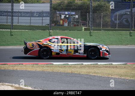 Vallelunga Circuit, Rom, Italien 9 2023. Juli - Nascar Whelen Euro Series, EN2. RENNEN ZWEI. Vladimiros Tziortzis (CYP) in Aktion auf der Rennstrecke. Foto: Fabio Pagani/Alamy Live News Stockfoto