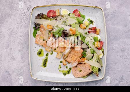 Köstlicher Salat mit Meeresfrüchten und Salatmischung. Garnelen, Lachs, Cracker, Käse Stockfoto