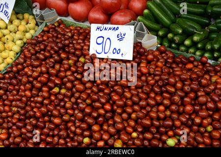 Eine Ausstellung von Jujube-Früchten, auch bekannt als rotes Datum oder chinesisches Datum, auf einem türkischen Obst- und Gemüsemarkt im Freien in Istanbul, Türkei / Turkiye. Stockfoto