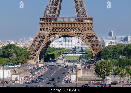 Paris, Frankreich - 25. Juni 2023 : Nahaufnahme des spektakulären Eiffelturms von Paris, Frankreich Stockfoto