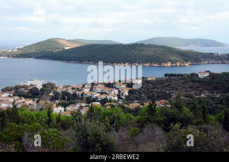 Blick auf die Inseln Burgazada und Heybeliada (b/g), in der Prinzeninseln Kette (Adalar), im Marmarameer, Türkei, Turkiye. Stockfoto