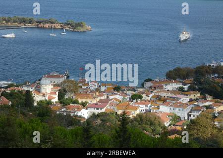 Die Fähre von Istanbul, die auf der Insel Burgazada ankommt, in der Kette der Prinzeninseln (Adalar), im Meer von Marmara, Türkei, Turkiye. Stockfoto