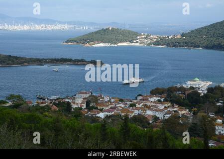 Die Fähre von Istanbul, die auf der Insel Burgazada ankommt, in der Kette der Prinzeninseln (Adalar), im Meer von Marmara, Türkei, Turkiye. Stockfoto