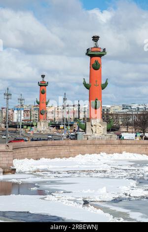 SANKT PETERSBURG, RUSSLAND - 02. APRIL 2023: Frühlingstag auf dem Pfeil der Wassiljewski-Insel. St. Petersburg, Stockfoto