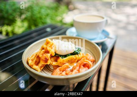 Kartoffelwaffeln, pochiertes Ei, Avocado-Sahne mit Lachs und Ei. Gesundes Frühstück, Eiweiß. Restaurant-Gericht. Stockfoto