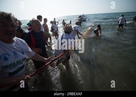 Malaga, Spanien. 09. Juli 2023. Die Einheimischen werden bei der Teilnahme an der Ausstellung „La Tirada del Copo“ am Strand von Los Boliches mit großen Netzen gesehen, um Fische zu fangen. Jedes Jahr feiern die Einheimischen in Fuengirola eine alte Fischereitradition, bekannt als „La Tirada del Copo“, um die Fähigkeiten und den Handel von Seeleuten und Fischern beim Fang von Fischen im Meer zu demonstrieren. Wie es die Tradition vorschreibt, werfen Seeleute während der „La Tirada del Copo“ Netze ins Meer, die einen Halbkreis bilden, während andere die Netze zum Strand ziehen, um alle Fische zu fangen. Kredit: SOPA Images Limited/Alamy Live News Stockfoto