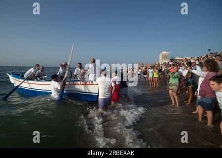 Malaga, Spanien. 09. Juli 2023. Die Einheimischen werden in einem Fischerboot („jabega“) gesehen, während sie an der Ausstellung „La Tirada del Copo“ am Strand von Los Boliches teilnehmen. Jedes Jahr feiern die Einheimischen in Fuengirola eine alte Fischereitradition, bekannt als „La Tirada del Copo“, um die Fähigkeiten und den Handel von Seeleuten und Fischern beim Fang von Fischen im Meer zu demonstrieren. Wie es die Tradition vorschreibt, werfen Seeleute während der „La Tirada del Copo“ Netze ins Meer, die einen Halbkreis bilden, während andere die Netze zum Strand ziehen, um alle Fische zu fangen. Kredit: SOPA Images Limited/Alamy Live News Stockfoto