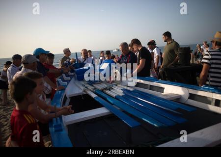 Malaga, Spanien. 09. Juli 2023. Die Einheimischen werden dabei gesehen, wie sie sich vorbereiten, bevor sie an der Ausstellung „La Tirada del Copo“ am Strand von Los Boliches teilnehmen. Jedes Jahr feiern die Einheimischen in Fuengirola eine alte Fischereitradition, bekannt als „La Tirada del Copo“, um die Fähigkeiten und den Handel von Seeleuten und Fischern beim Fang von Fischen im Meer zu demonstrieren. Wie es die Tradition vorschreibt, werfen Seeleute während der „La Tirada del Copo“ Netze ins Meer, die einen Halbkreis bilden, während andere die Netze zum Strand ziehen, um alle Fische zu fangen. Kredit: SOPA Images Limited/Alamy Live News Stockfoto