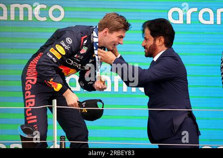 Red Bull's Max Verstappen (links) erhält nach dem Großen Preis 2023 in Silverstone, Towcester, eine Goldmedaille von Präsident Mohammed Ben Sulayem aus dem Jahr F1. Foto: Sonntag, 9. Juli 2023. Stockfoto