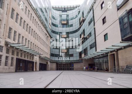 London, Großbritannien. 9. Juli 2023 Allgemeine Ansicht des BBC-Hauptquartiers im Zentrum von London, während der Sender einen männlichen Moderator suspendiert, der beschuldigt wurde, einen Teenager für explizite Bilder zu bezahlen. Kredit: Vuk Valcic/Alamy Live News Stockfoto