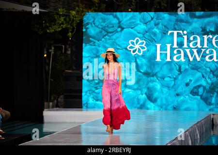 Miami Beach, USA. 09. Juli 2023. MIAMI BEACH, FLORIDA - Ein Model wandert auf dem Laufsteg für die Miami Swim Fashion Show, die von Tiara Hawaii während der Miami Swim Week im SLS Hotel am 08. Juli 2023 präsentiert wird. Kredit: Yaroslav Sabitov/YES Market Media/Alamy Live News. Stockfoto