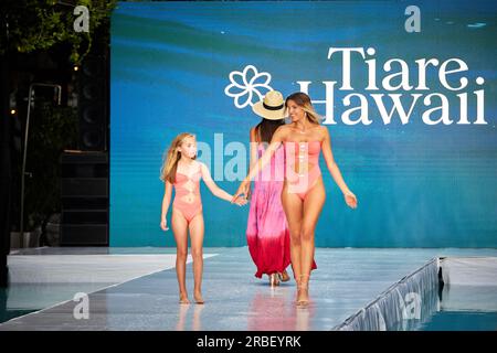 Miami Beach, USA. 09. Juli 2023. MIAMI BEACH, FLORIDA - Ein Model wandert auf dem Laufsteg für die Miami Swim Fashion Show, die von Tiara Hawaii während der Miami Swim Week im SLS Hotel am 08. Juli 2023 präsentiert wird. Kredit: Yaroslav Sabitov/YES Market Media/Alamy Live News. Stockfoto