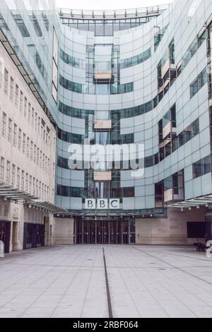 London, Großbritannien. 9. Juli 2023 Allgemeine Ansicht des BBC-Hauptquartiers im Zentrum von London, während der Sender einen männlichen Moderator suspendiert, der beschuldigt wurde, einen Teenager für explizite Bilder zu bezahlen. Kredit: Vuk Valcic/Alamy Live News Stockfoto