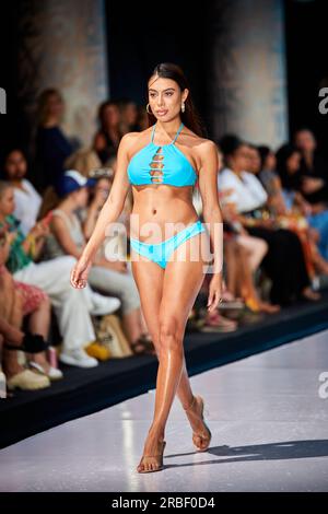 Miami Beach, USA. 09. Juli 2023. MIAMI BEACH, FLORIDA - Ein Model wandert auf dem Laufsteg für die Miami Swim Fashion Show, die von Tiara Hawaii während der Miami Swim Week im SLS Hotel am 08. Juli 2023 präsentiert wird. Kredit: Yaroslav Sabitov/YES Market Media/Alamy Live News. Stockfoto