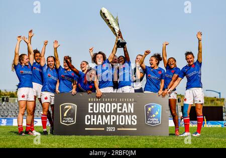 Hamburg, Deutschland. 09. Juli 2023. Team France jubelt als Gesamtsieger der Europameisterschaft in Sevens im Sportpark Steinwiesenweg. Kredit: Axel Heimken/dpa/Alamy Live News Stockfoto