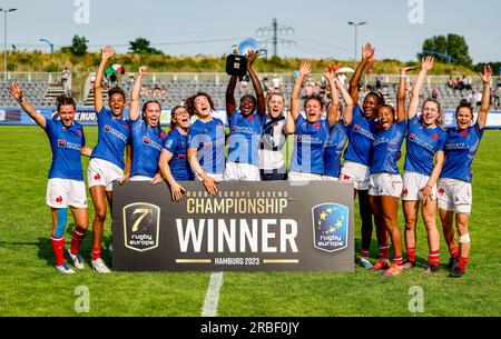 Hamburg, Deutschland. 09. Juli 2023. Team France jubelt als Gesamtsieger des Endturniers der Europameisterschaft der Siebziger Frauen im Sportpark Steinwiesenweg. Kredit: Axel Heimken/dpa/Alamy Live News Stockfoto