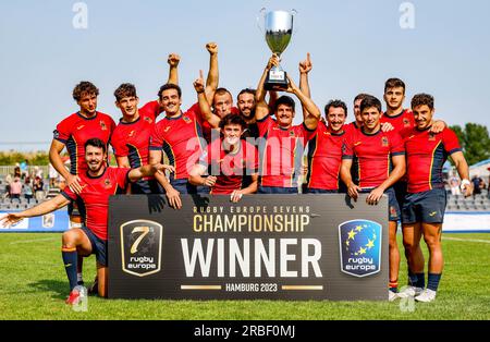 Hamburg, Deutschland. 09. Juli 2023. Team Spanien jubelt als Gesamtsieger des Finalturniers der Sevens Europameisterschaft der Männer im Sportpark Steinwiesenweg. Kredit: Axel Heimken/dpa/Alamy Live News Stockfoto