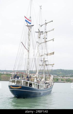 Folkestone, Kent, Großbritannien. 9. Juli 2023 Thalassa verlässt heute den Hafen von Folkestone und beginnt ihre fünftägige Reise nach Boulogne mit 60 jungen Menschen aus Großbritannien und Frankreich, um an einer Vielzahl von Sportaktivitäten teilzunehmen. Hunderte von Weisheit- und Allgemeinheit kamen, um die gute Reise zu bieten. Kredit: Xiu Bao/Alamy Live News Stockfoto