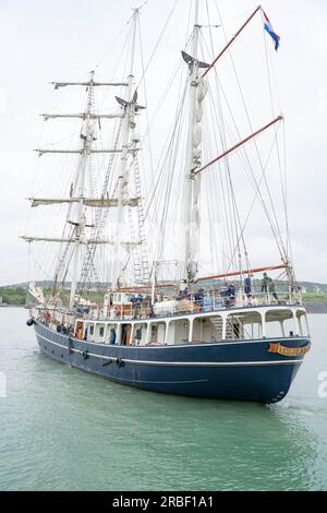 Folkestone, Kent, Großbritannien. 9. Juli 2023 Thalassa verlässt heute den Hafen von Folkestone und beginnt ihre fünftägige Reise nach Boulogne mit 60 jungen Menschen aus Großbritannien und Frankreich, um an einer Vielzahl von Sportaktivitäten teilzunehmen. Hunderte von Weisheit- und Allgemeinheit kamen, um die gute Reise zu bieten. Kredit: Xiu Bao/Alamy Live News Stockfoto