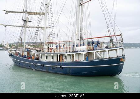 Folkestone, Kent, Großbritannien. 9. Juli 2023 Thalassa verlässt heute den Hafen von Folkestone und beginnt ihre fünftägige Reise nach Boulogne mit 60 jungen Menschen aus Großbritannien und Frankreich, um an einer Vielzahl von Sportaktivitäten teilzunehmen. Hunderte von Weisheit- und Allgemeinheit kamen, um die gute Reise zu bieten. Kredit: Xiu Bao/Alamy Live News Stockfoto