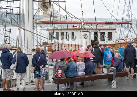 Folkestone, Kent, Großbritannien. 9. Juli 2023 Thalassa verlässt heute den Hafen von Folkestone und beginnt ihre fünftägige Reise nach Boulogne mit 60 jungen Menschen aus Großbritannien und Frankreich, um an einer Vielzahl von Sportaktivitäten teilzunehmen. Hunderte von Weisheit- und Allgemeinheit kamen, um die gute Reise zu bieten. Kredit: Xiu Bao/Alamy Live News Stockfoto