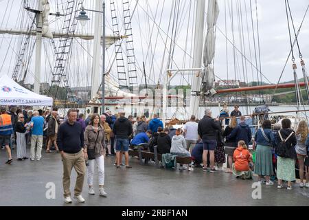 Folkestone, Kent, Großbritannien. 9. Juli 2023 Thalassa verlässt heute den Hafen von Folkestone und beginnt ihre fünftägige Reise nach Boulogne mit 60 jungen Menschen aus Großbritannien und Frankreich, um an einer Vielzahl von Sportaktivitäten teilzunehmen. Hunderte von Weisheit- und Allgemeinheit kamen, um die gute Reise zu bieten. Kredit: Xiu Bao/Alamy Live News Stockfoto