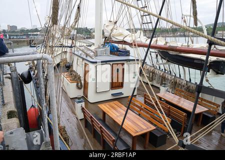 Folkestone, Kent, Großbritannien. 9. Juli 2023 Thalassa verlässt heute den Hafen von Folkestone und beginnt ihre fünftägige Reise nach Boulogne mit 60 jungen Menschen aus Großbritannien und Frankreich, um an einer Vielzahl von Sportaktivitäten teilzunehmen. Hunderte von Weisheit- und Allgemeinheit kamen, um die gute Reise zu bieten. Kredit: Xiu Bao/Alamy Live News Stockfoto