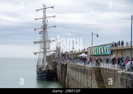 Folkestone, Kent, Großbritannien. 9. Juli 2023 Thalassa verlässt heute den Hafen von Folkestone und beginnt ihre fünftägige Reise nach Boulogne mit 60 jungen Menschen aus Großbritannien und Frankreich, um an einer Vielzahl von Sportaktivitäten teilzunehmen. Hunderte von Weisheit- und Allgemeinheit kamen, um die gute Reise zu bieten. Kredit: Xiu Bao/Alamy Live News Stockfoto