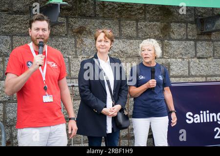 Folkestone, Kent, Großbritannien. 9. Juli 2023 Thalassa verlässt heute den Hafen von Folkestone und beginnt ihre fünftägige Reise nach Boulogne mit 60 jungen Menschen aus Großbritannien und Frankreich, um an einer Vielzahl von Sportaktivitäten teilzunehmen. Hunderte von Weisheit- und Allgemeinheit kamen, um die gute Reise zu bieten. Kredit: Xiu Bao/Alamy Live News Stockfoto