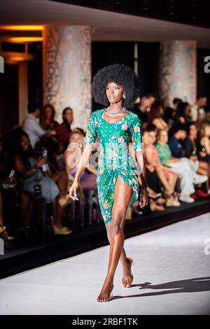 Miami Beach, USA. 09. Juli 2023. MIAMI BEACH, FLORIDA - Ein Model geht auf dem Laufsteg für die Miami Swim Fashion Show, präsentiert von SWANA The Label während der Miami Swim Week im SLS Hotel am 08. Juli 2023. Kredit: Yaroslav Sabitov/YES Market Media/Alamy Live News. Stockfoto