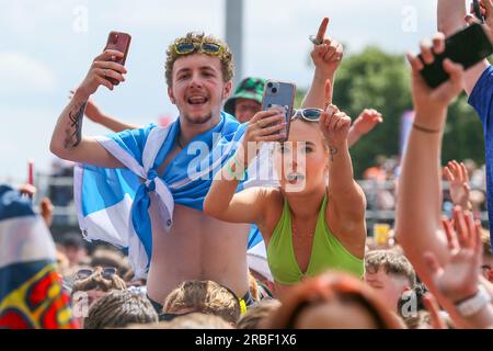 Glasgow, Großbritannien. 09. Juli 2023. Musikfans genießen das sonnige Wetter beim TRNSMT Music Festival in Glasgow Green, Glasgow, Großbritannien. Dieses jährliche Festival hat am letzten Tag 50.000 Fans zu sich genommen. Kredit: Findlay/Alamy Live News Stockfoto