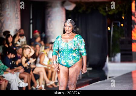 Miami Beach, USA. 09. Juli 2023. MIAMI BEACH, FLORIDA - Ein Model geht auf dem Laufsteg für die Miami Swim Fashion Show, präsentiert von SWANA The Label während der Miami Swim Week im SLS Hotel am 08. Juli 2023. Kredit: Yaroslav Sabitov/YES Market Media/Alamy Live News. Stockfoto