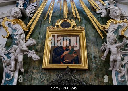 Neuberg, Steiermark, Österreich. 30. Juni 2023. Gemeindekirche Neuberg an der Mürz. Bild von Maria mit Jesus-Baby Stockfoto