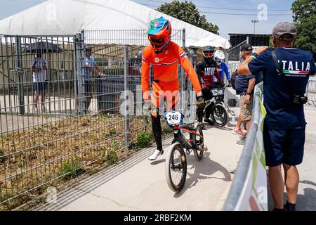 Besancon, Frankreich. 09. Juli 2023. BESANCON, FRANKREICH - JULI 9: Jaymio Brink aus den Niederlanden, bevor er an den Qualifizierungen für die Männer-Team-Zeitstudie am 3. Tag der UEC BMX-Europameisterschaft 2023 beim Complexe sportif du Rosemont am 9. Juli 2023 in Besancon, Frankreich teilnahm (Foto von Rene Nijhuis/BSR-Agentur). Guthaben: BSR Agency/Alamy Live News Stockfoto