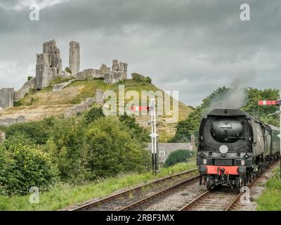 Eine Dampflok nähert sich dem Bahnhof Corfe Castle. Die preisgekrönte Swanage Railway Company wird von Freiwilligen geleitet und verkehrt zwischen Wareham und Swanag Stockfoto