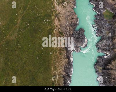 Die Katun-Stromschnellen im Sommer in der Republik Altai, Russland, Altai-Berge, Luftaufnahme von der Drohne Stockfoto