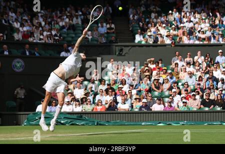 London, Großbritannien. 09. Juli 2023. Kasachstans Alexander Bublik spielt in seinem Spiel gegen den russischen Andrej Rublev am 7. Tag der Wimbledon-Meisterschaft 2023 in London am Sonntag, den 9. Juli 2023. Foto: Hugo Philpott/UPI Credit: UPI/Alamy Live News Stockfoto