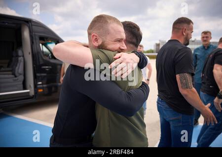Istanbul, Türkei. 08. Juli 2023. Der ukrainische Präsident Wolodymyr Zelenskyy begrüßt Serhii Volynskyi, einen Soldaten, der während der Belagerung des Stahlwerks Azovstal nach seiner Freilassung durch die türkische Regierung am Internationalen Flughafen Istanbul am 8. Juli 2023 in Istanbul, Türkei, gefangen genommen wurde. Der türkische Präsident Recep Tayyip Erdogan hat im Rahmen eines Gefangenenaustauschs mit Russland fünf Gefangene freigelassen, die in der Türkei festgehalten werden. Kredit: Ukrainischer Ratsvorsitz/Ukrainischer Ratsvorsitz/Alamy Live News Stockfoto